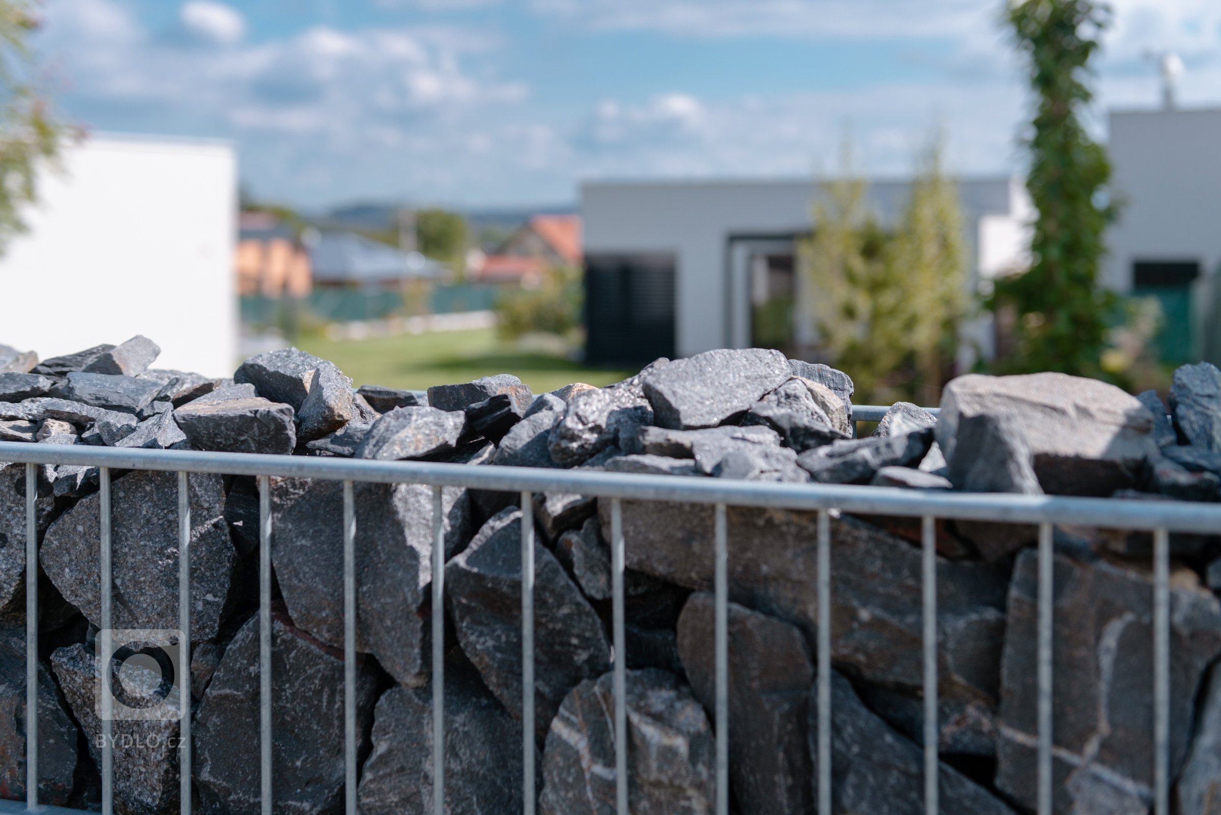 K modernímu domu, moderní plot (rodinný dům, Ostrava)

Klient si přál, aby plot zajišťoval soukromí a zaclonil hlavně příjezdovou část, poněvadž dům je pod…