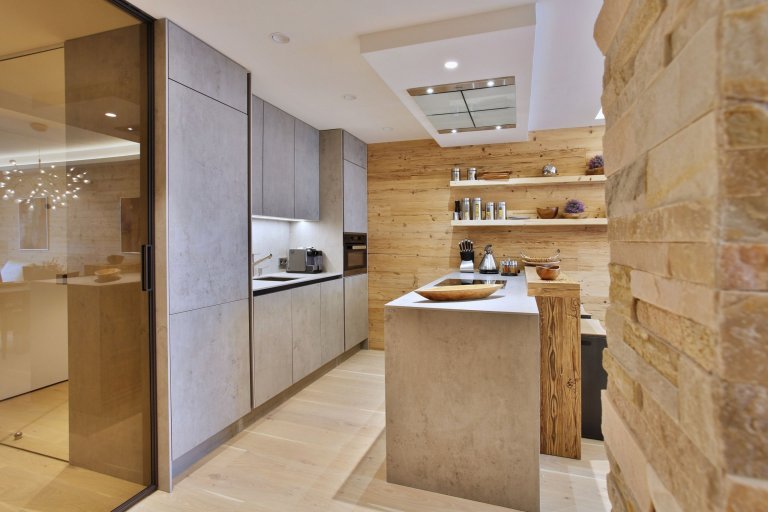 Při plánování svého horského apartmánu v Krkonoších vsadili majitelé na výrazovou čistotu, jednoduchost a přírodní materiály.

V luxusním apartmá jednoduché…