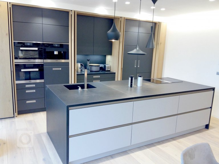 add picture to album