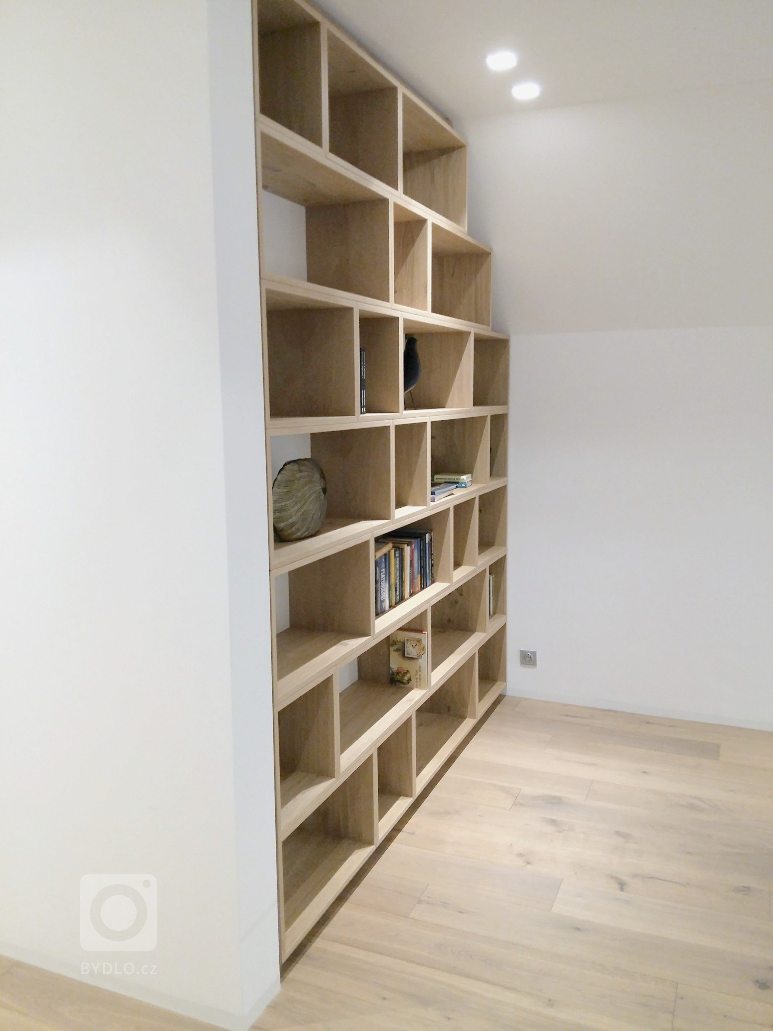 Byli jsme osloveni k návrhu a kompletní realizaci interiéru rodinného domu ve Špindlerově Mlýně. Přáním investora bylo vytvořit jednoduchý a otevřený prostor.…