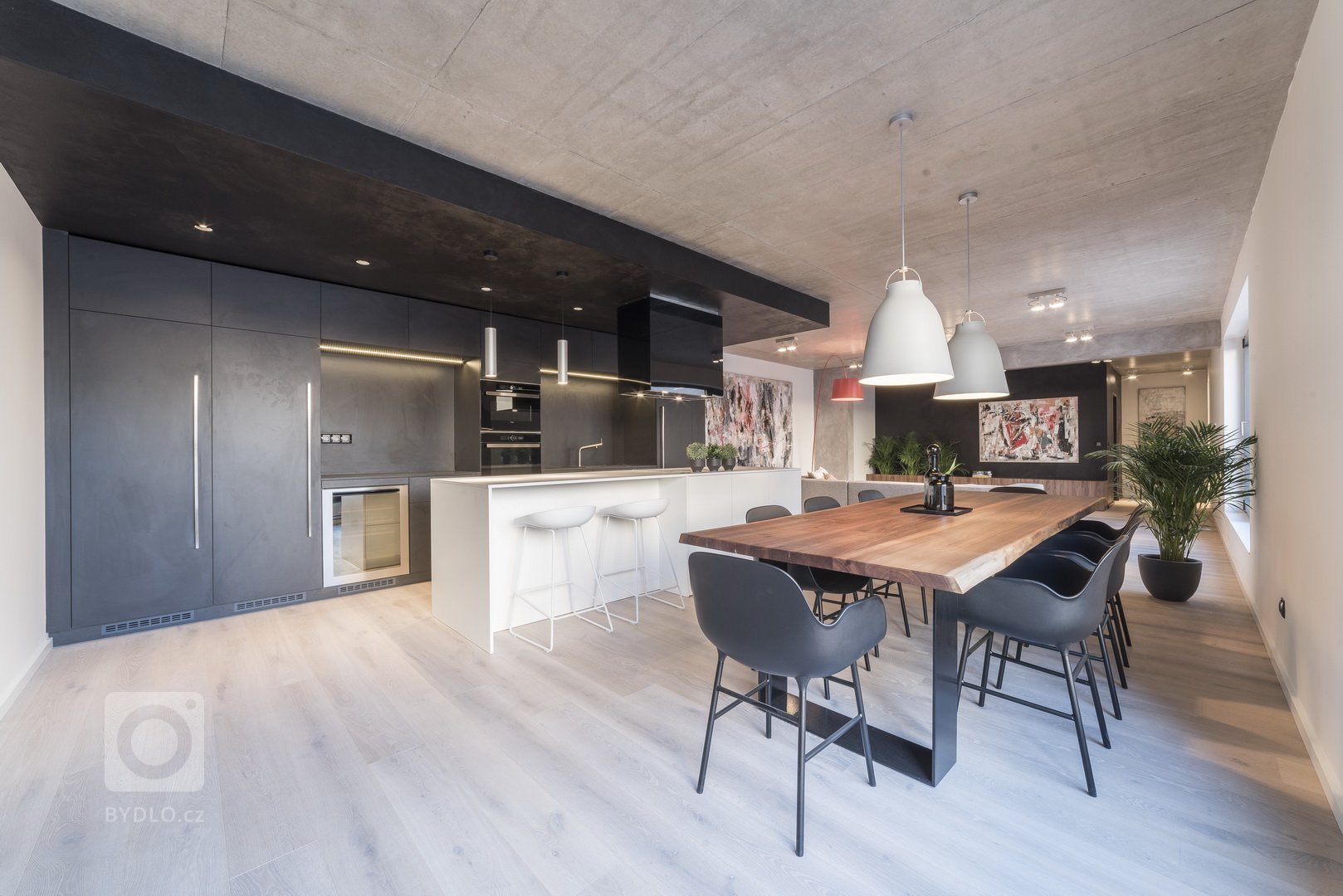 Realizace apartmánu&nbsp;je součástí návrhu interiéru bytového domu v centru Prahy.&nbsp;&nbsp;Návrh pracuje s podstatou samotné stavby a její železobetonové…