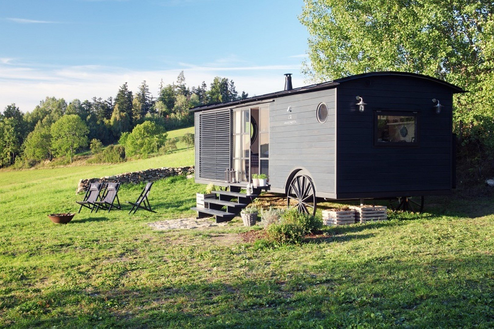 Naše maringotka splňuje požadavky plně komfortního mini bydlení. Může sloužit jako moderní chata, jako “depandance” k domu pro návštěvy, nebo jako…
