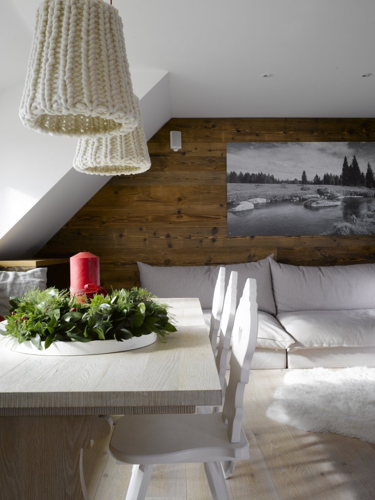 Víkendy trávené na venkově nemusí být vždy podmíněny vlastnictvím chalupy. Dvoupodlažní apartmán v bytovém domě na Šumavě nabízí atmosféru horské chalupy,…
