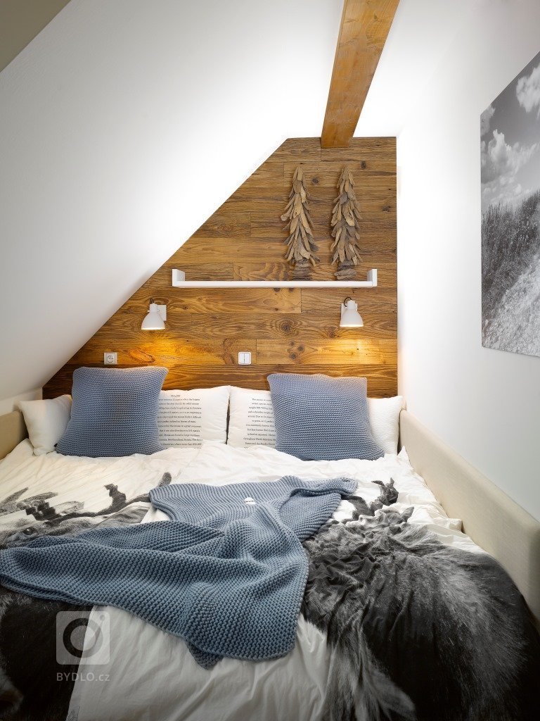 Víkendy trávené na venkově nemusí být vždy podmíněny vlastnictvím chalupy. Dvoupodlažní apartmán v bytovém domě na Šumavě nabízí atmosféru horské chalupy,…
