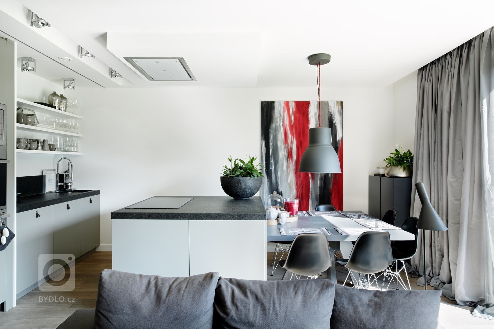 Tento dům je navržen pro lidi s nekonvenčním pohledem na bydlení, pojatý jako bydlení v přírodě. Kompletní návrh a realizace rodinného domu včetně urbanistické…