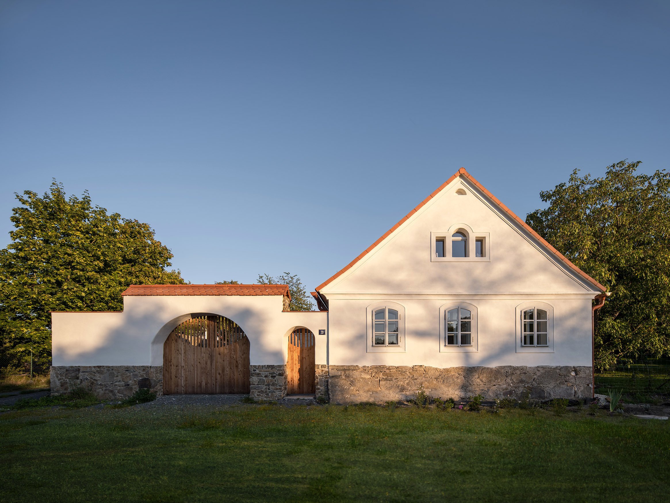 Kompletní návrh a realizace rekonstrukce starého domu včetně přilehlých budov a zahrady. Tu jmse tvořili společně se zahradním architektem Janem Záhorou.&nbsp;
