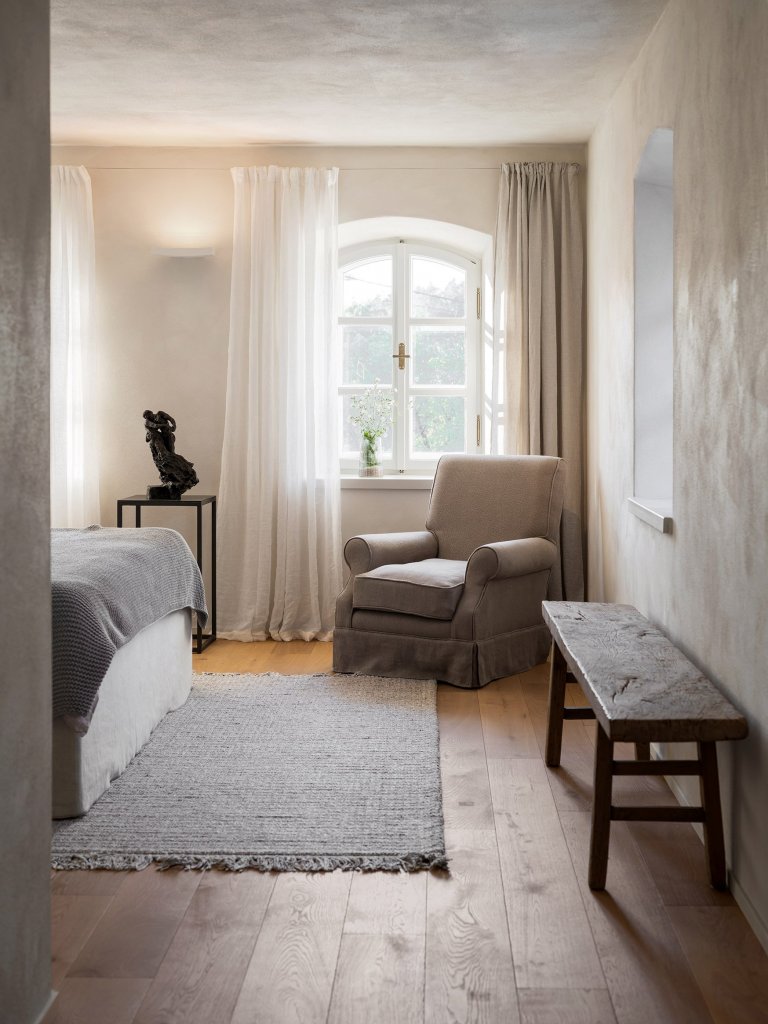 Kompletní návrh a realizace rekonstrukce starého domu včetně přilehlých budov a zahrady. Tu jmse tvořili společně se zahradním architektem Janem Záhorou.&nbsp;
