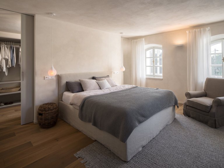 Kompletní návrh a realizace rekonstrukce starého domu včetně přilehlých budov a zahrady. Tu jmse tvořili společně se zahradním architektem Janem Záhorou.&nbsp;
