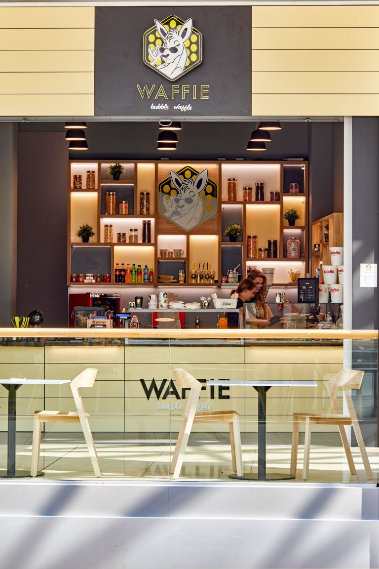 Zrealizovaný projekt prevádzky&nbsp;Waffie&nbsp;v nákupnom centre Eurovea v Bratislave. Kontrastné farebné kombinácie, doplnky, osvetlenie a samotné wafle…