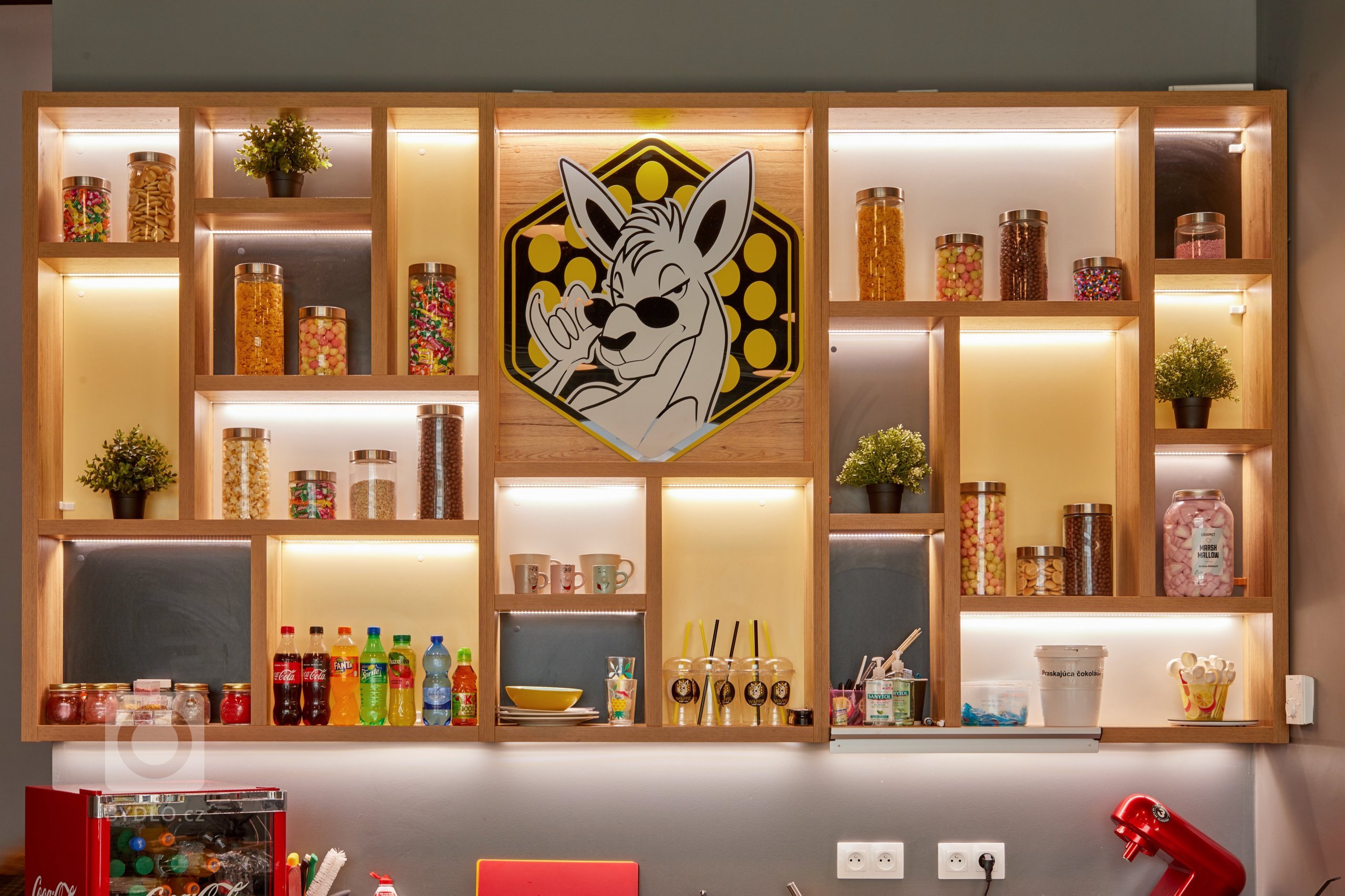 Zrealizovaný projekt prevádzky&nbsp;Waffie&nbsp;v nákupnom centre Eurovea v Bratislave. Kontrastné farebné kombinácie, doplnky, osvetlenie a samotné wafle…