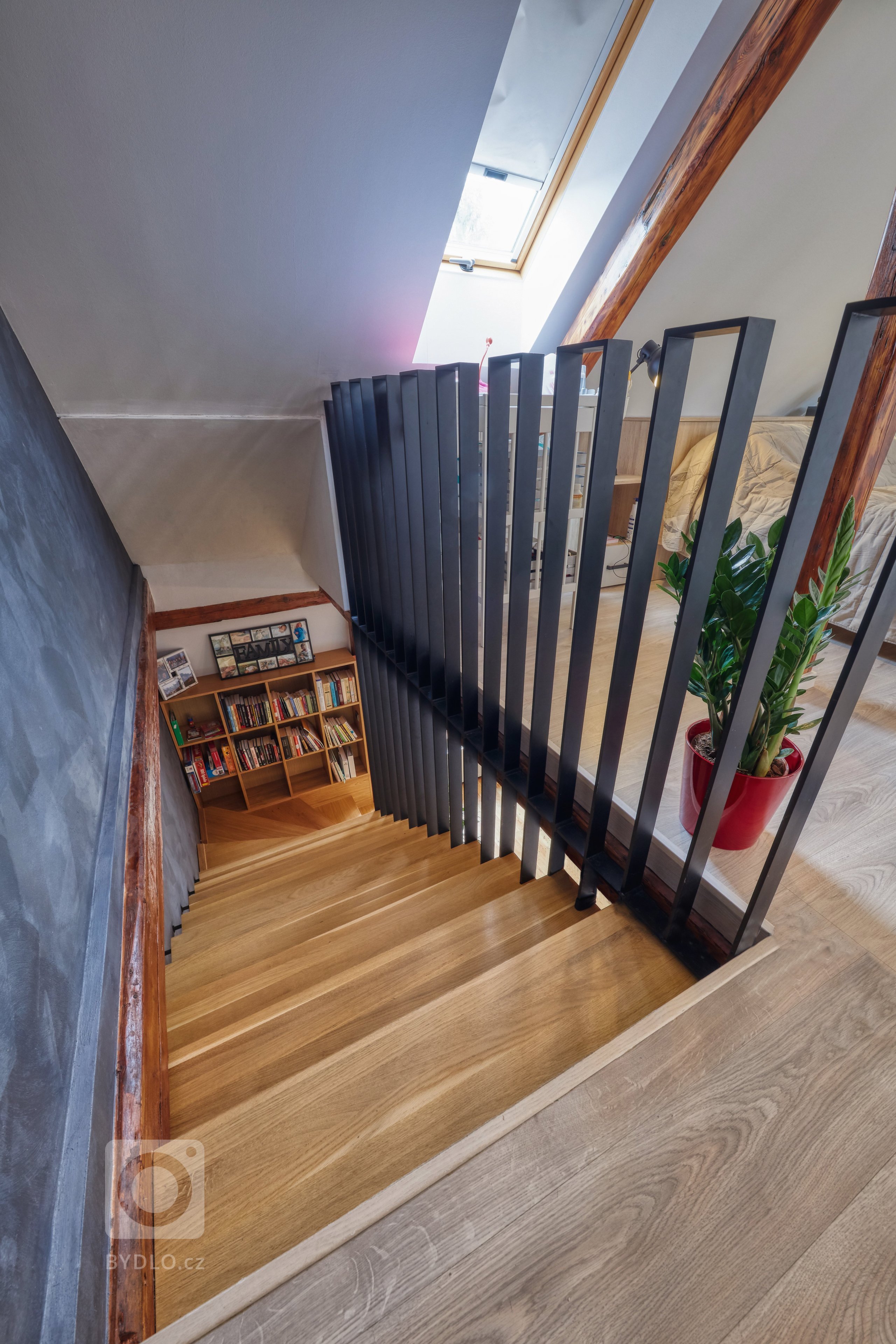 Bytový dom postavený v medzivojnovom období bolo treba zariadiť vhodným nábytkom, vyriešiť povrchové úpravy a doladiť detaily, ktoré mu dávajú jedinečnú…