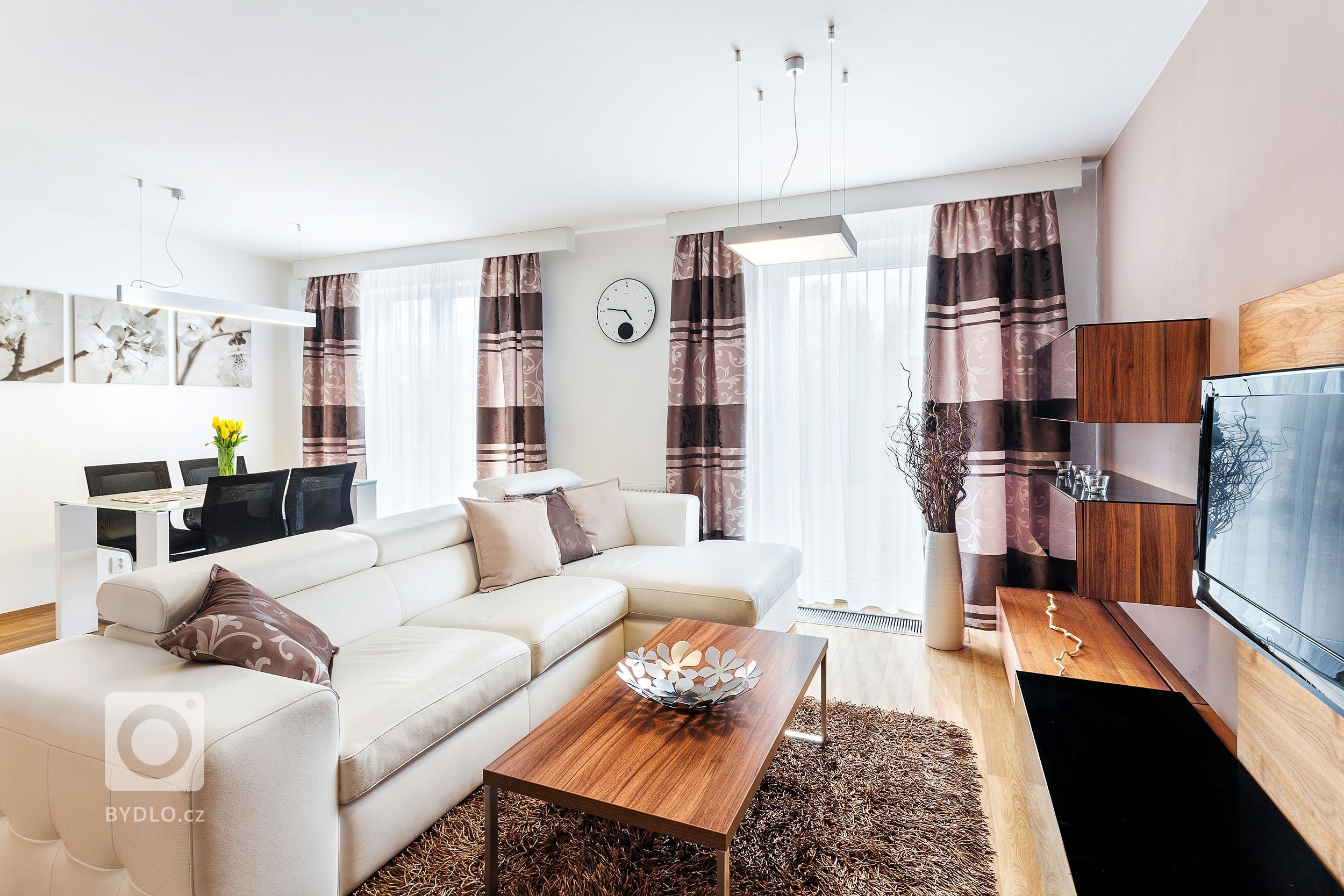 Návrh a realizace kompletního vybavení vzorového domu

Vzorový dům se nachází v jižní části Prahy 4 - v rezidenci Vrtilka. Tento řadový rodinný dům má tři…