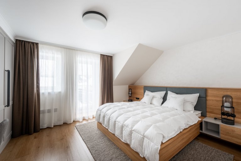 Apartmán s modrou kuchyňskou linkou