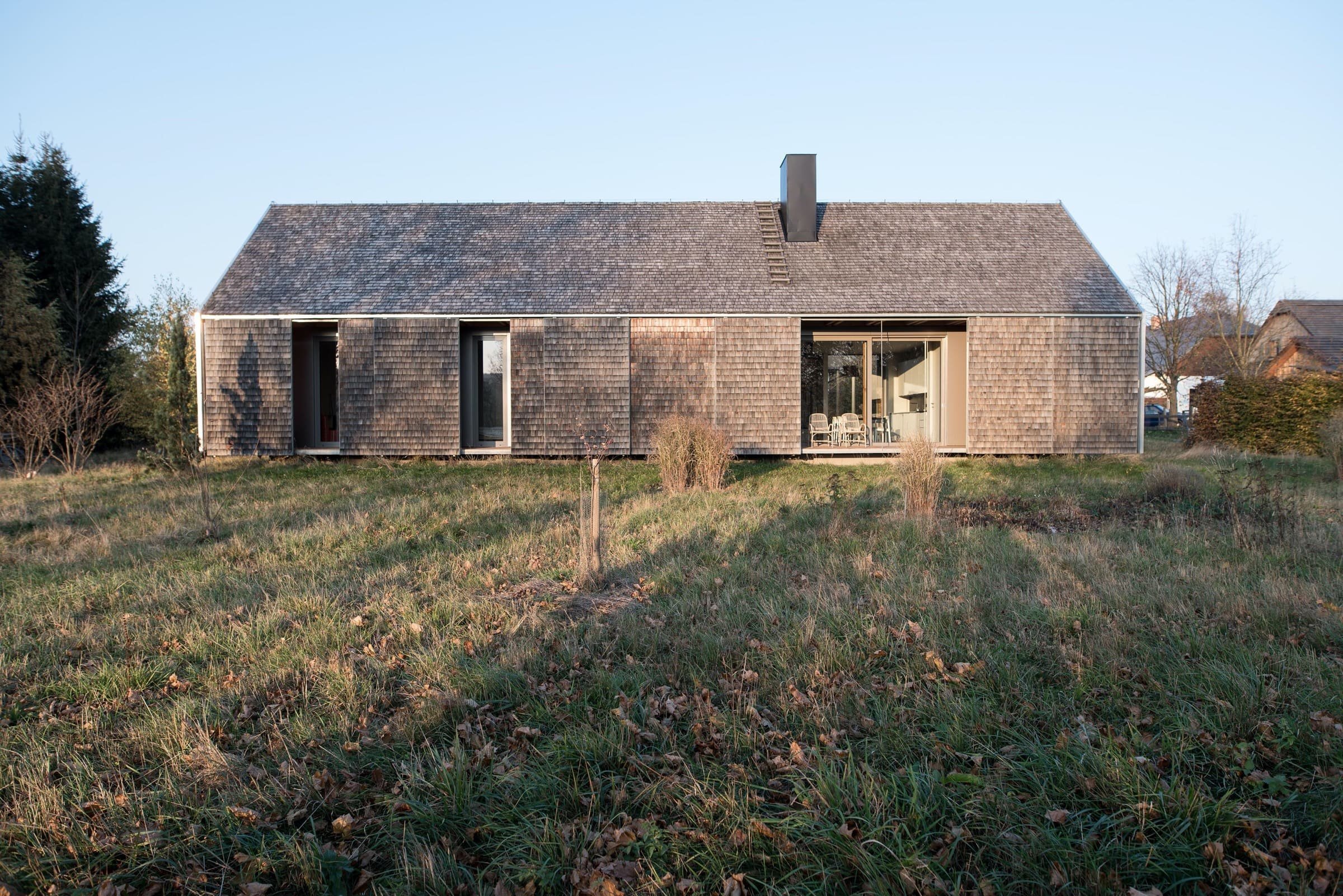 Dřevěný dům na Vysočině vychází z tradičních lidových stavení