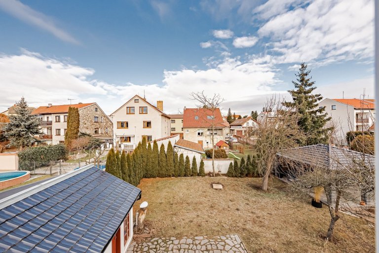 Nadčasový rodinný dům nedaleko Hostivických rybníků