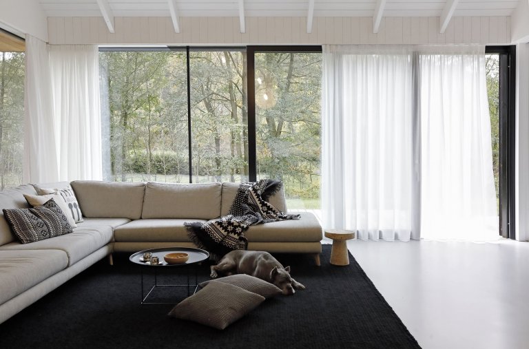 Rodinný dům s černou fasádou