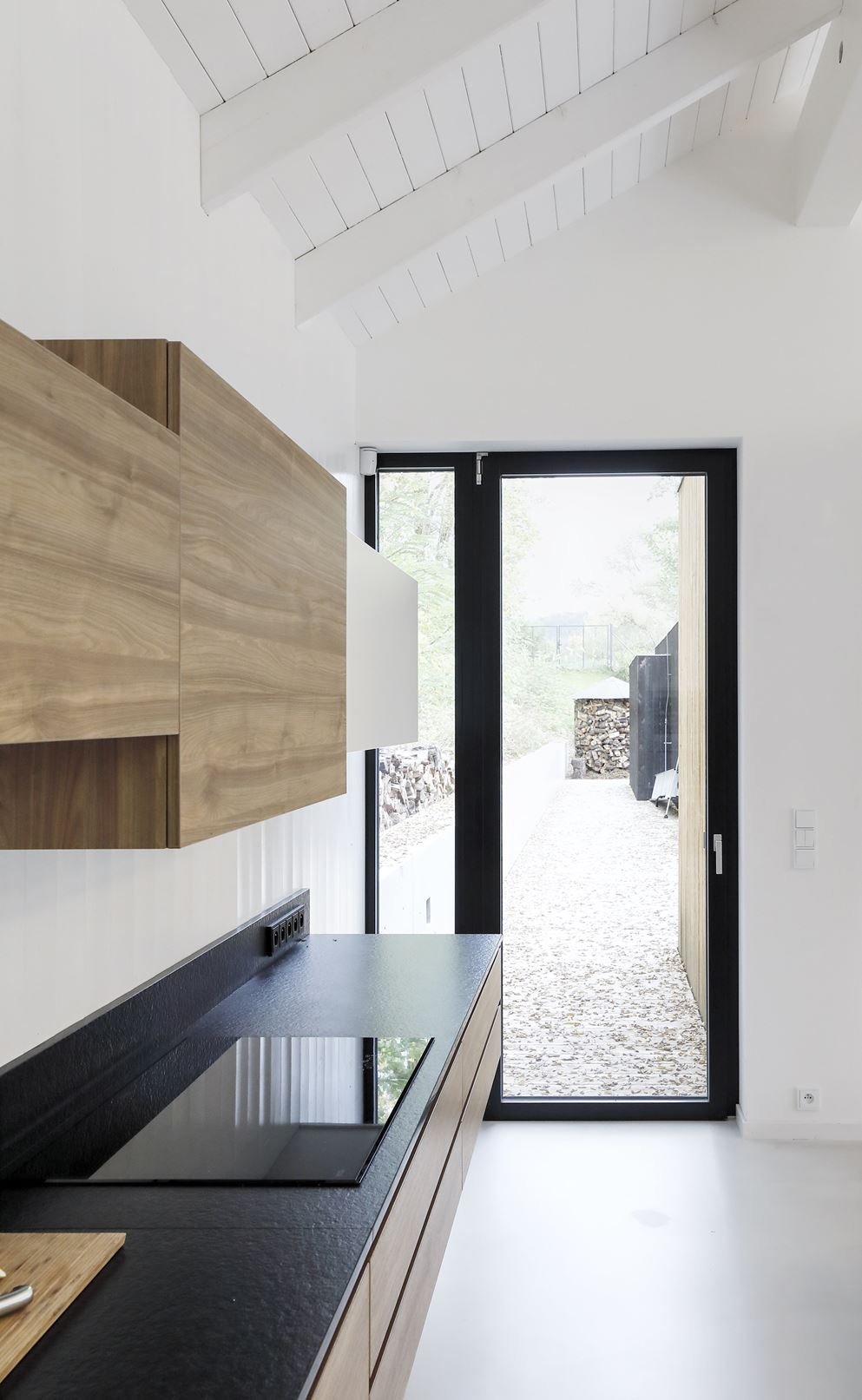 Rodinný dům s černou fasádou