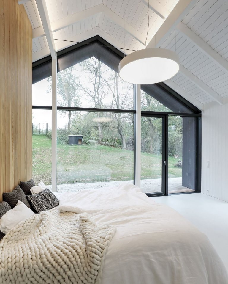 Rodinný dům s černou fasádou