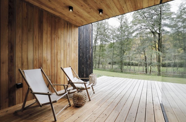 Rodinný dům s černou fasádou