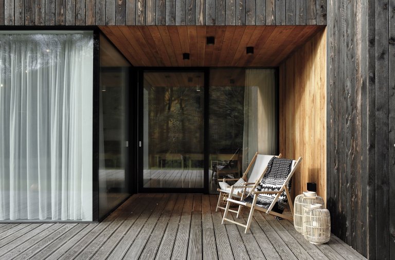 Rodinný dům s černou fasádou