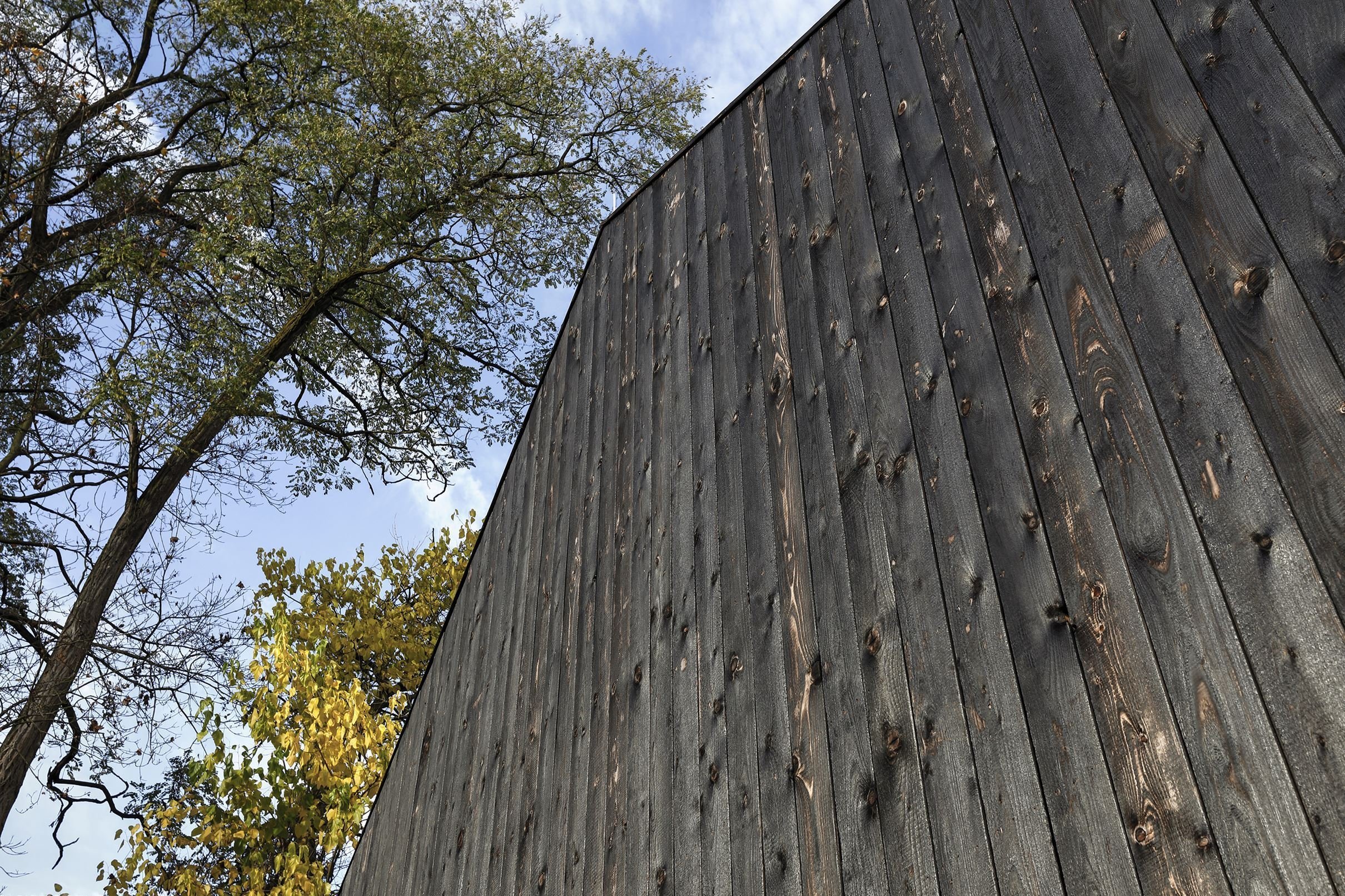 Rodinný dům s černou fasádou