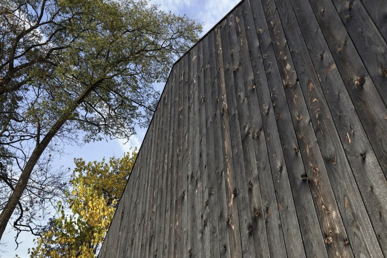 Rodinný dům s černou fasádou