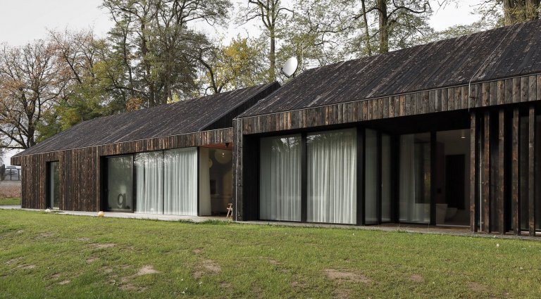 Rodinný dům s černou fasádou