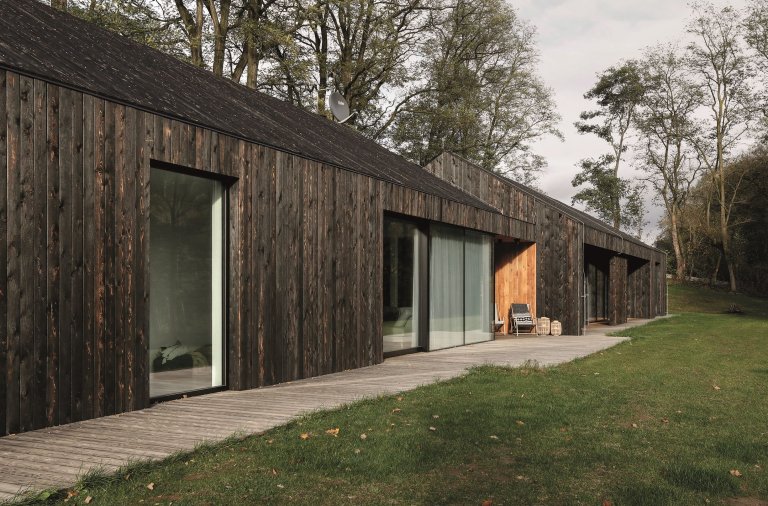 Rodinný dům s černou fasádou