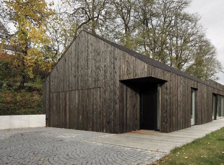 Rodinný dům s černou fasádou