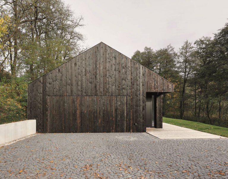 Rodinný dům s černou fasádou