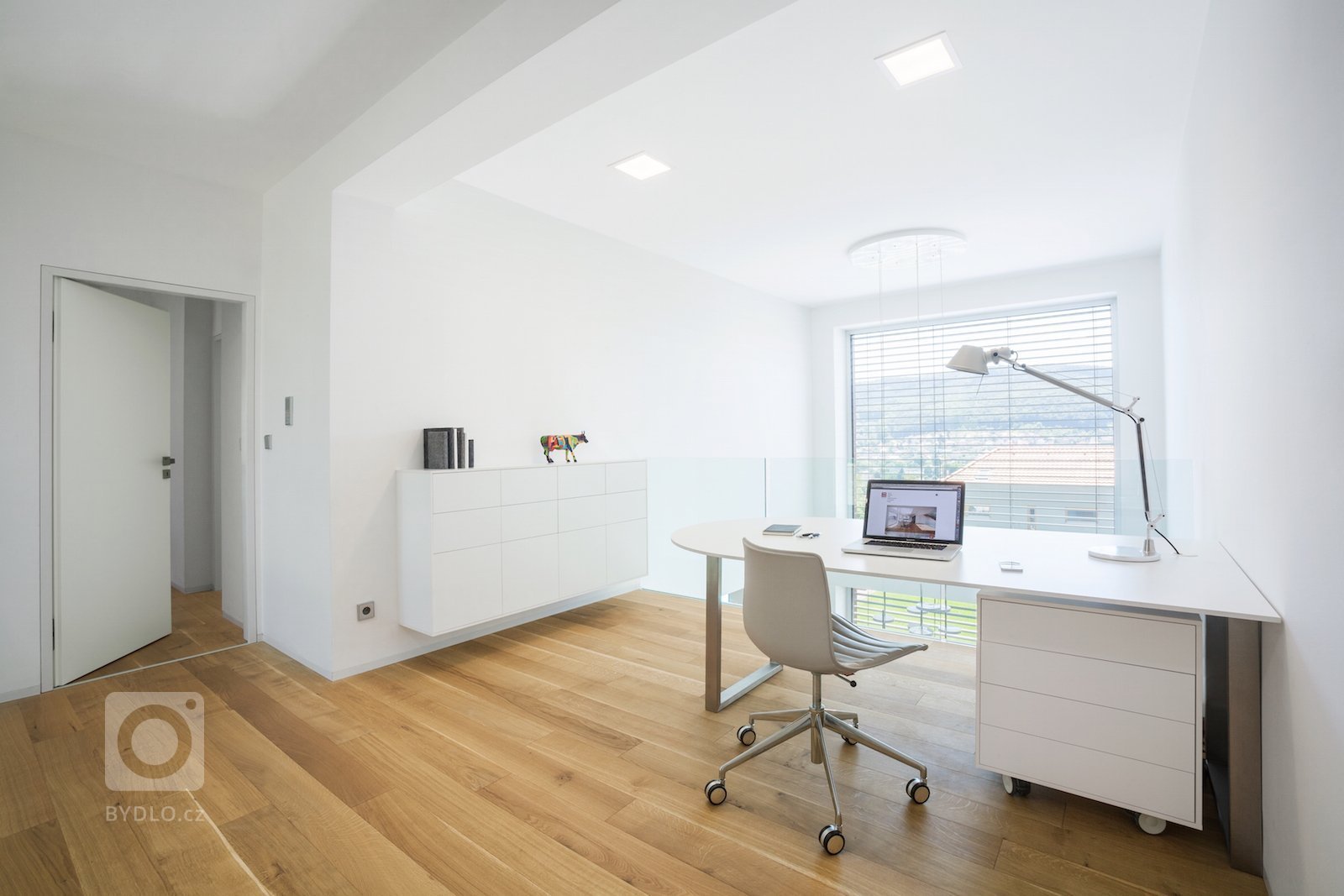 Velkorysé řešení interiéru není rozmařilostí investorů. Majitelé žili dlouhou dobu v&nbsp;zahraničí, proto si po návratu domů začali plnit velké přání, a&nbsp…