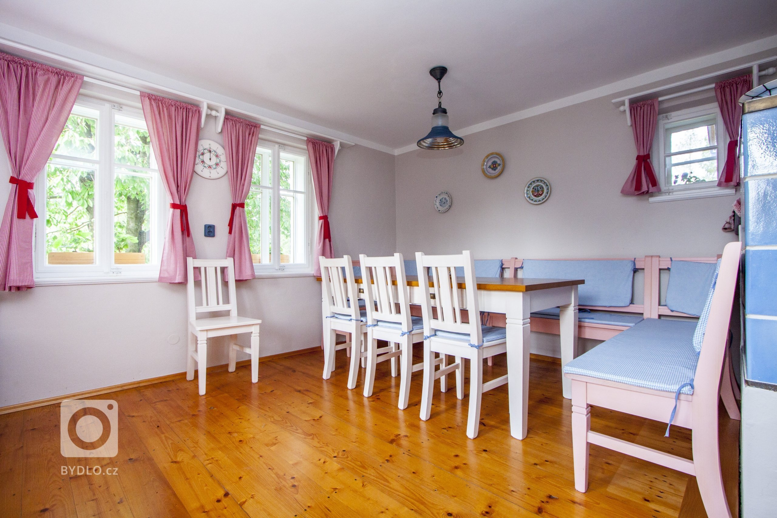 Venkvská chalupa v Českém ráji.&nbsp;Na této krásné chalupě jsem měla možnost spolupracovat od návrhu barevnosti nábytku až po výběr veškerých dekorací a…