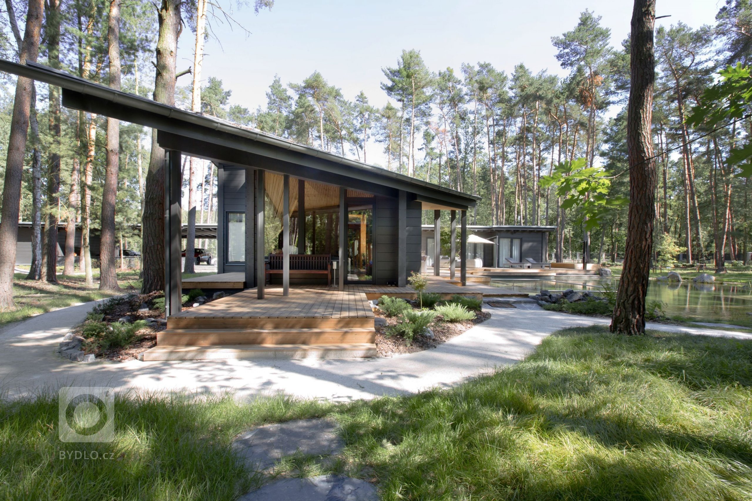 Kersko. Lesní město s&nbsp;přibližně dvěma stovkami trvalých obyvatel. Místo dobře známé, přesto tajemné a stále překvapující. Pozemek je čtvercový o&nbsp…