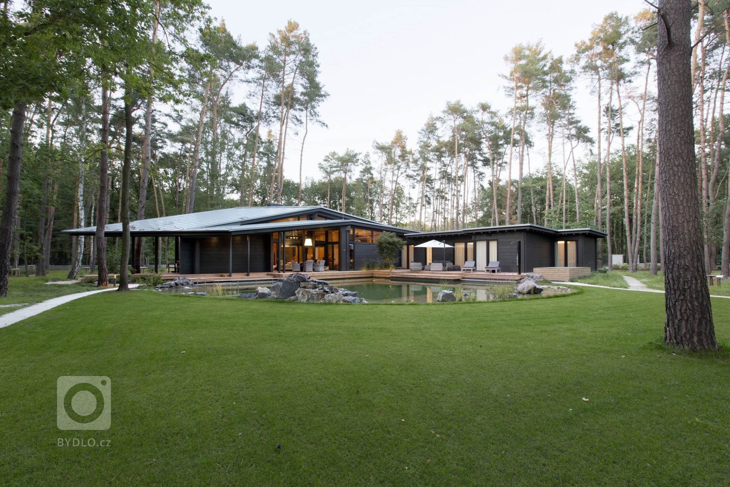 Kersko. Lesní město s&nbsp;přibližně dvěma stovkami trvalých obyvatel. Místo dobře známé, přesto tajemné a stále překvapující. Pozemek je čtvercový o&nbsp…