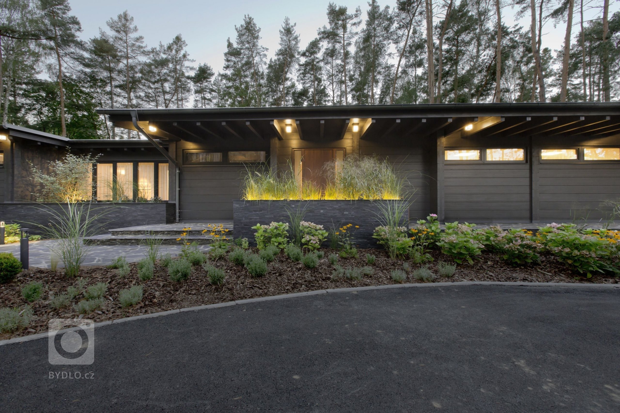 Kersko. Lesní město s&nbsp;přibližně dvěma stovkami trvalých obyvatel. Místo dobře známé, přesto tajemné a stále překvapující. Pozemek je čtvercový o&nbsp…