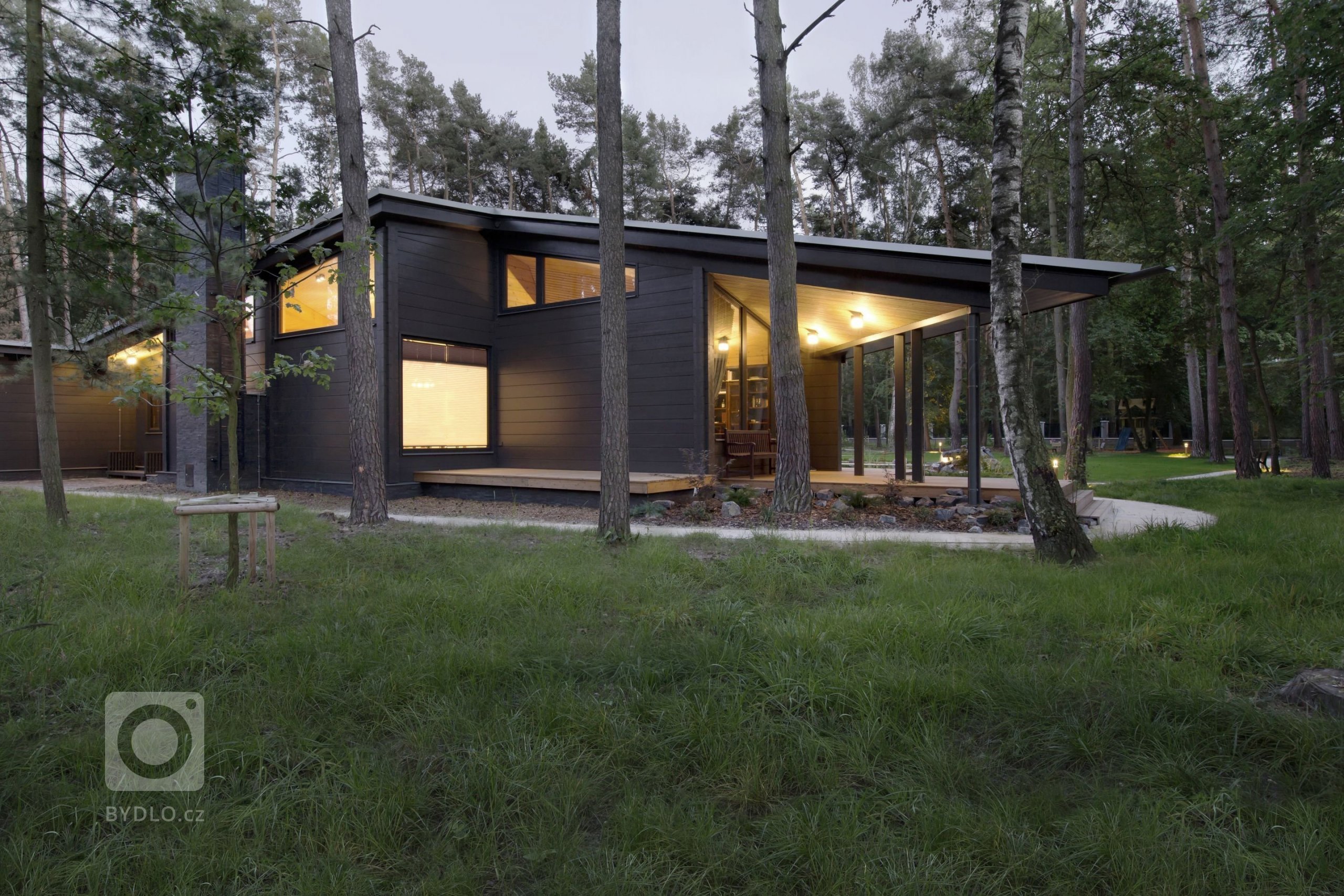 Kersko. Lesní město s&nbsp;přibližně dvěma stovkami trvalých obyvatel. Místo dobře známé, přesto tajemné a stále překvapující. Pozemek je čtvercový o&nbsp…