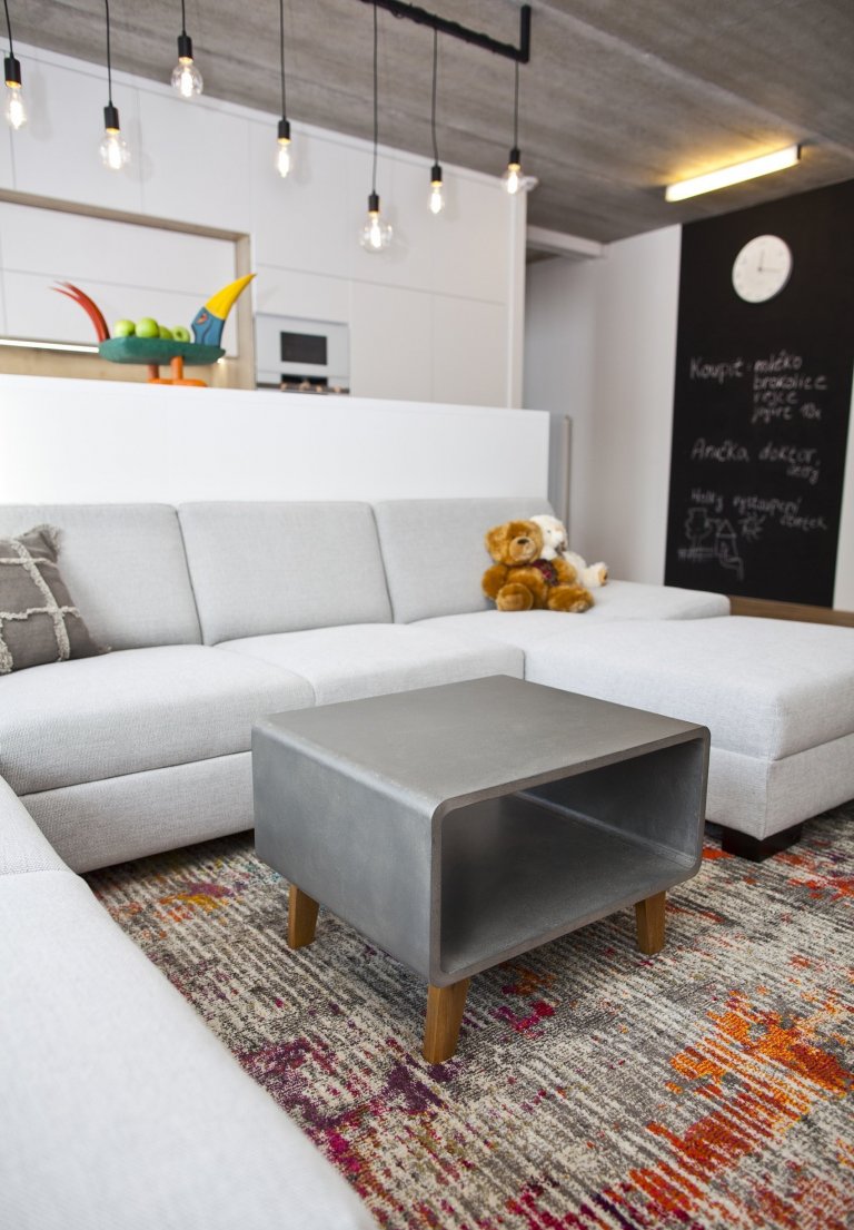 V celém domě se prolínají přírodní materiály s černými kovovými prvky a detaily s bílými stěnami a dveřmi. Industriální ráz podtrhují přiznané betonové stropy…