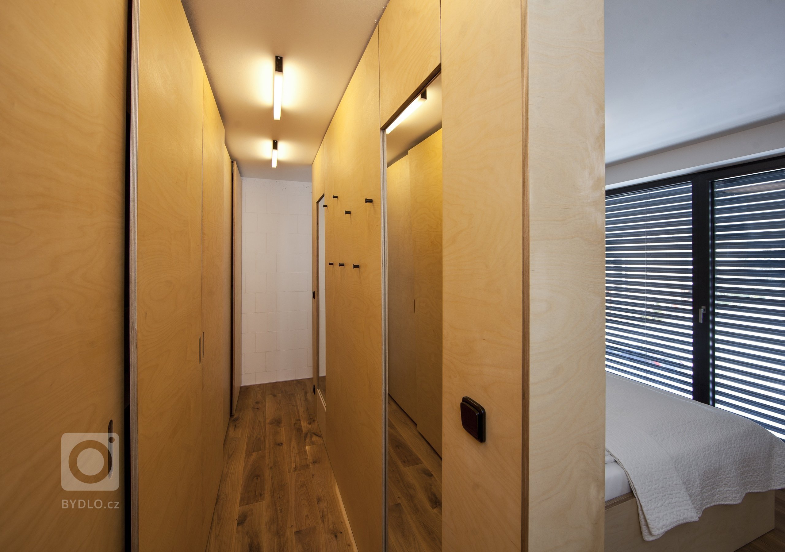 V celém domě se prolínají přírodní materiály s černými kovovými prvky a detaily s bílými stěnami a dveřmi. Industriální ráz podtrhují přiznané betonové stropy…