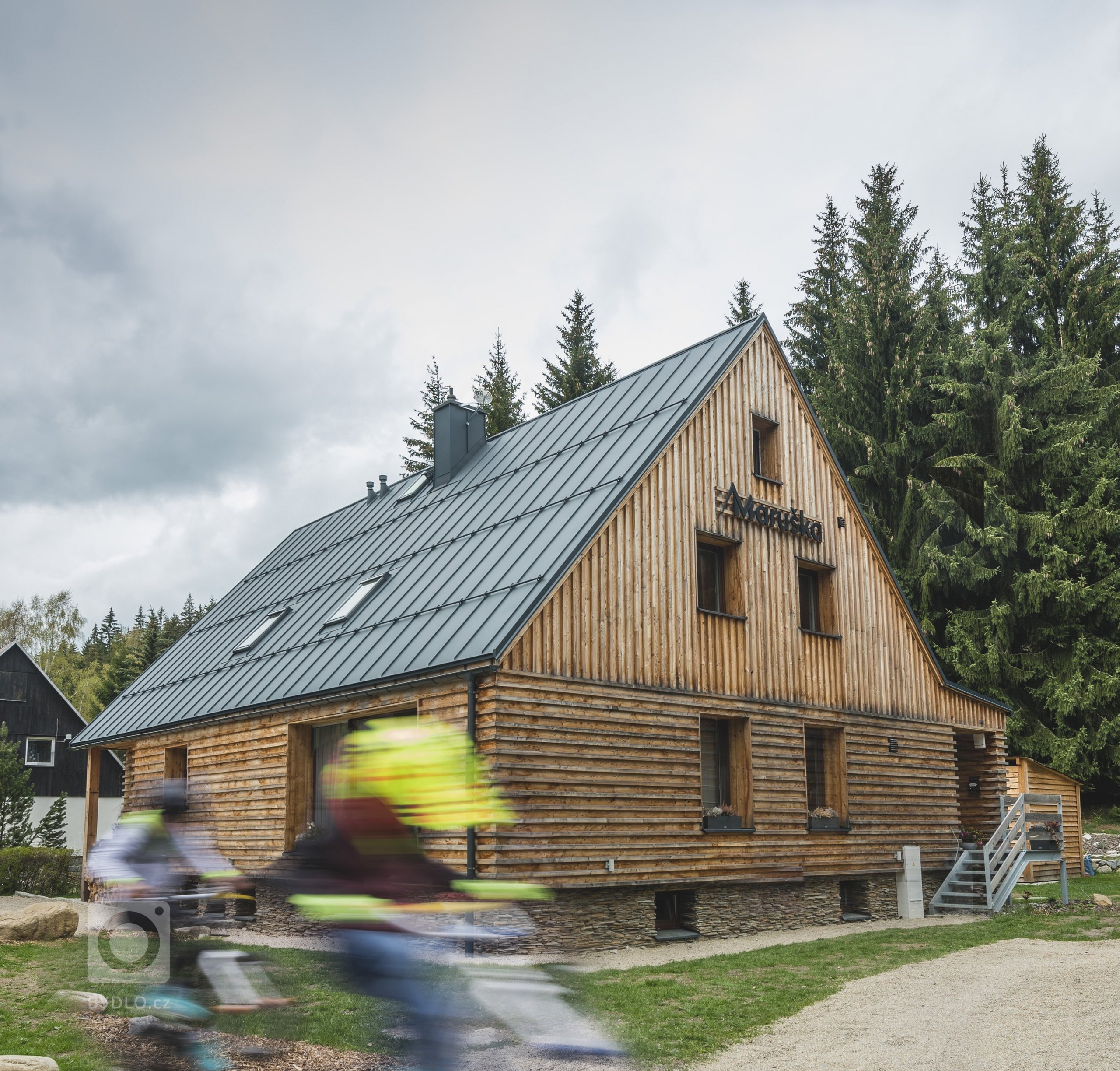 Bývalá kolonie pro úředníky celní správy byla umístěna do Anenského údolí u&nbsp;Harrachova. Je to krásné místo, kterým se vine říčka Mumlava a&nbsp;nyní je to…