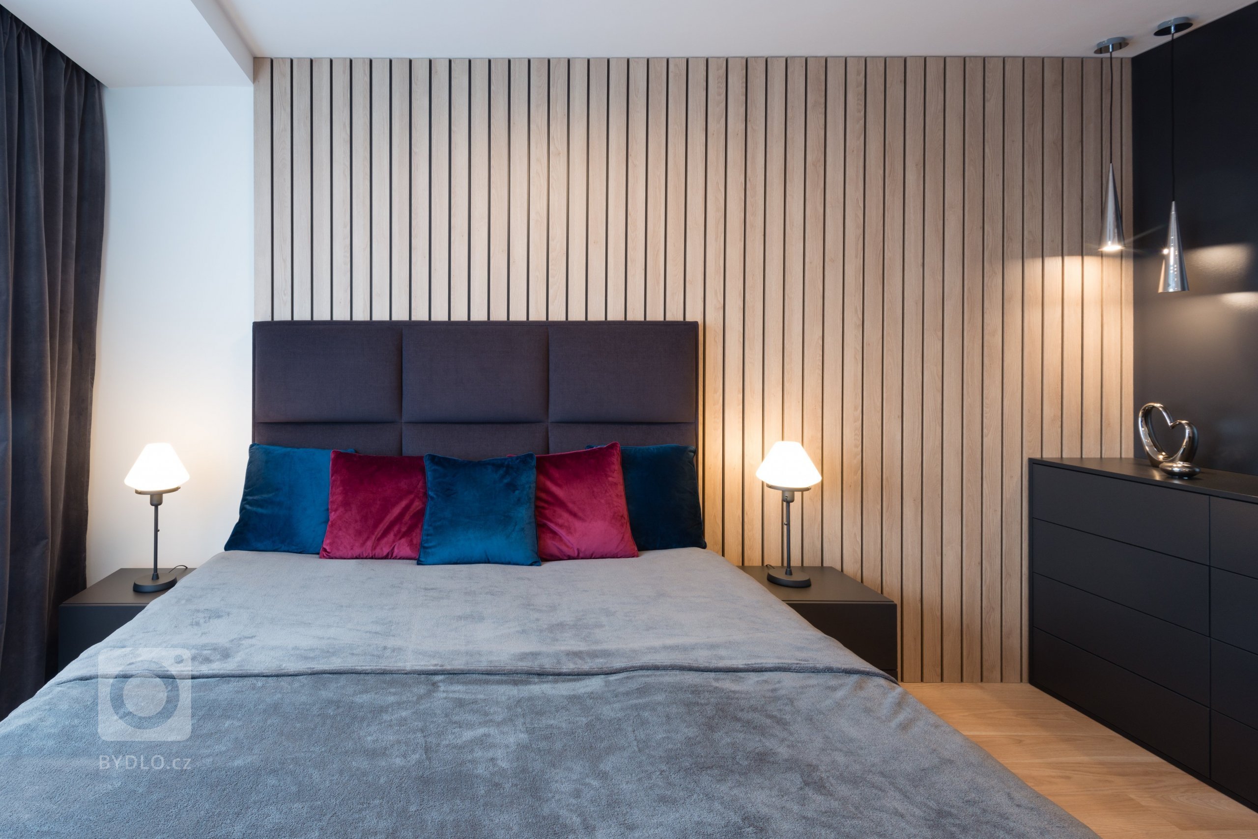 REALIZACE NÁVRHU INTERIÉRU BYTU PRO MLADÉHO MUŽE V BRATISLAVĚ.

Realizace&nbsp;interiéru bytu&nbsp;pro mladého muže.&nbsp;V interiéru převládá kombinace…