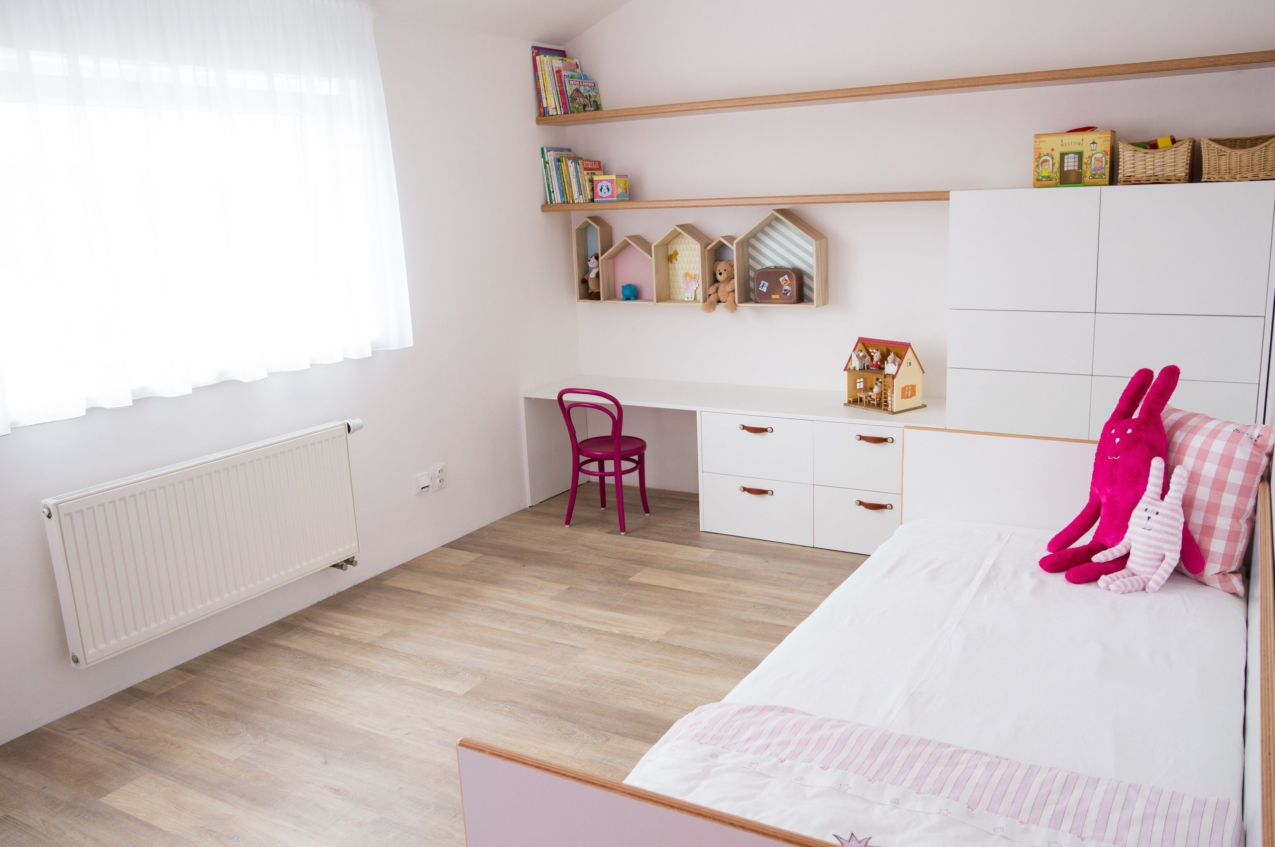 Pokojíček pro holčičku ve školkovém věku a až z ní bude školačka, stačí jen přidat stůl pod okno a nad něj přemístit poličku "houses".
Nábytek je…