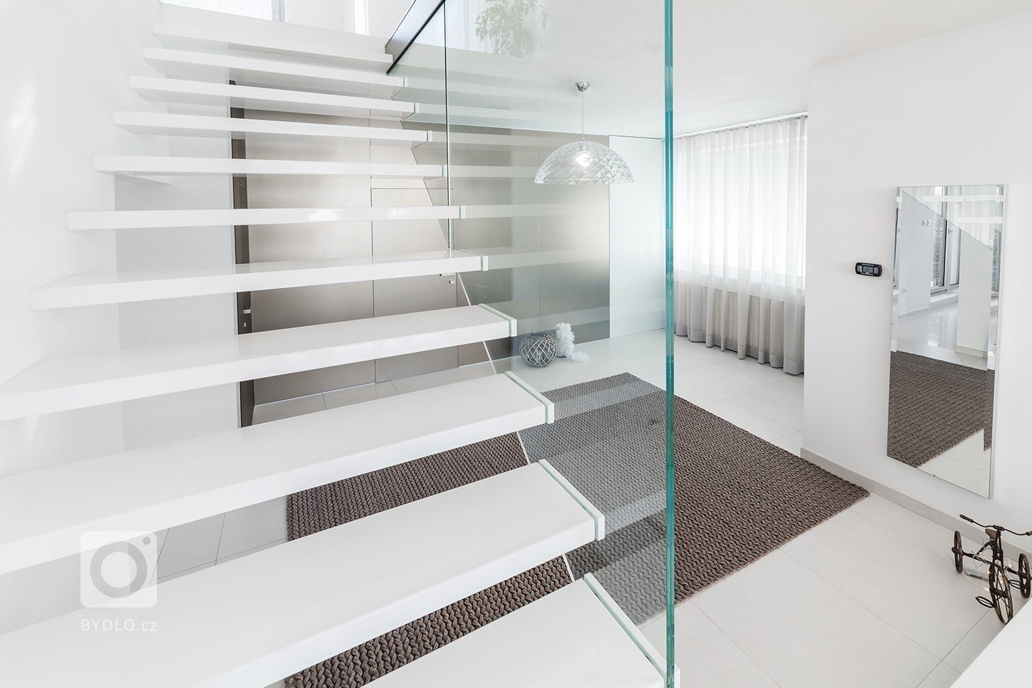 Minimalistická, vzdušná a čistá &ndash; takový byl požadavek paní majitelky na proměnu vstupní haly a koupelny v rodinném domě. Dominantním materiálem je sklo…