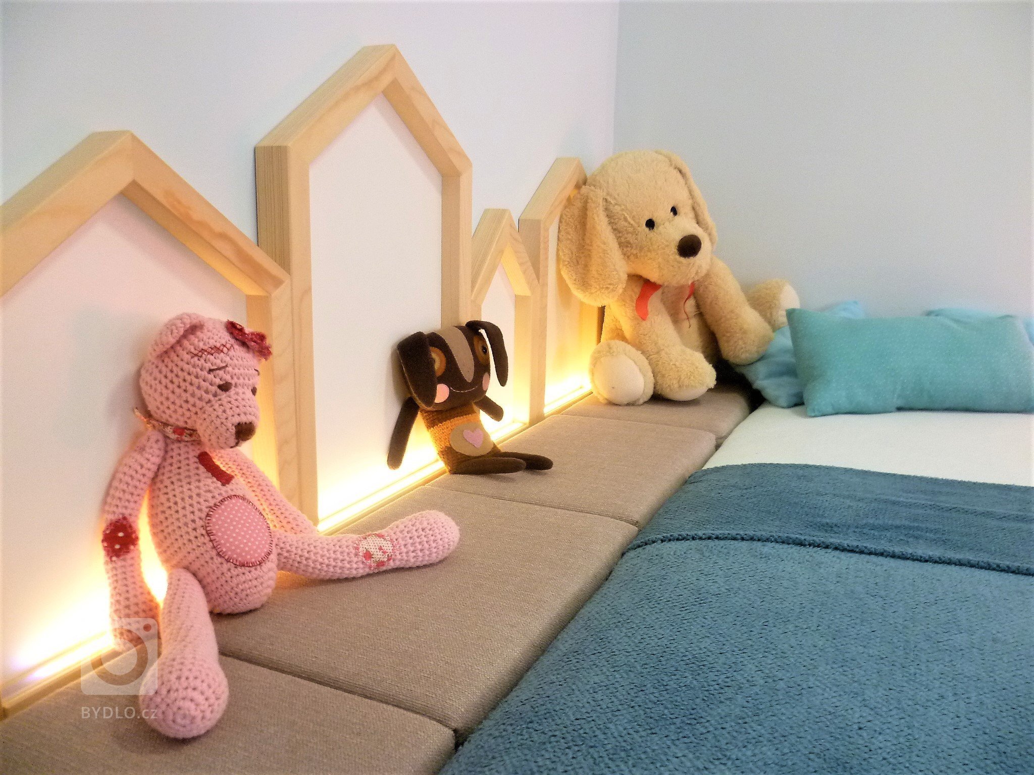 Prostrorný dětský pokoj byl navržen jako rostoucí, veškerý nábytek je zatím pro dítě ve školce&nbsp;situován u podlahy, postupem času lze doplnit nástěnné…