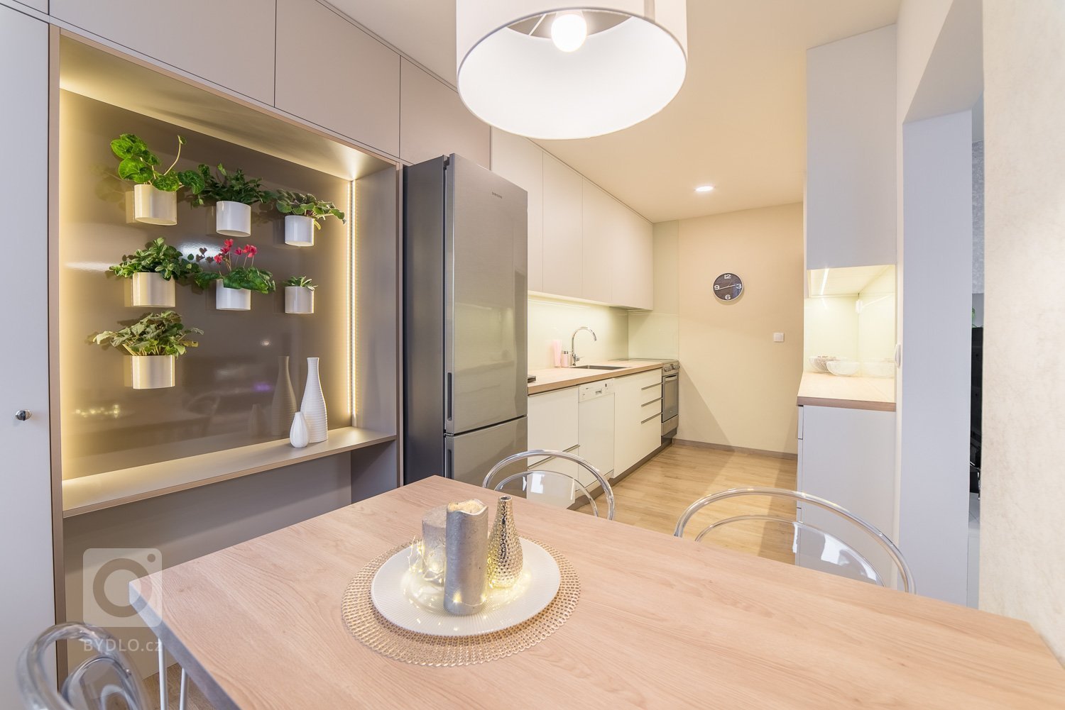 Rekonstrukce panelového bytu&nbsp; - vše ve světlých neutrálních tónech a čistých liniích. Hlavním cílem bylo místnosti co nejvíce sjednotit a provzdušnit.
