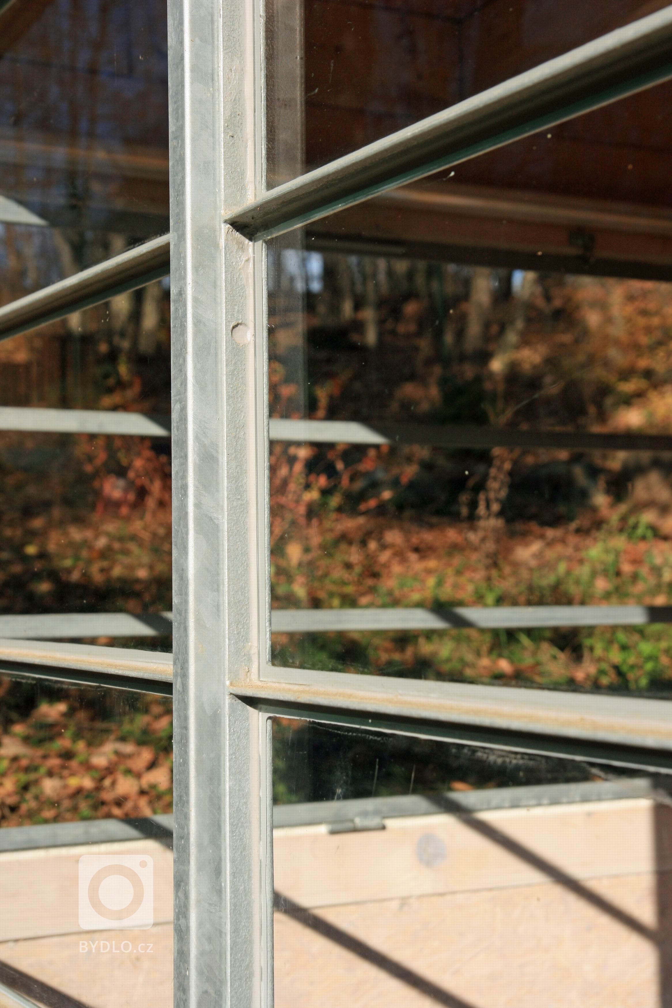 Autor: Michal Schwarz

Prosklená přístavba k trampskému srubu z První republiky.
