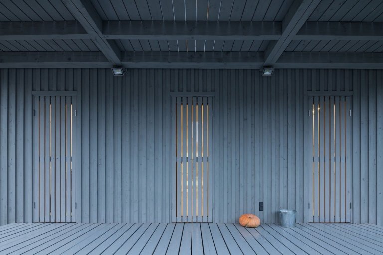 Architekt postavil jednoduchou dřevostavbu pro svou rodinu