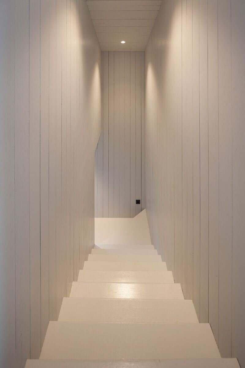 Architekt postavil jednoduchou dřevostavbu pro svou rodinu