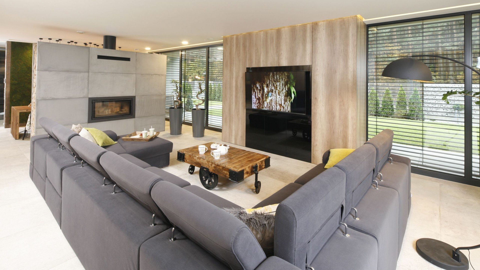 Domov s mechovou stěnou v interiéru