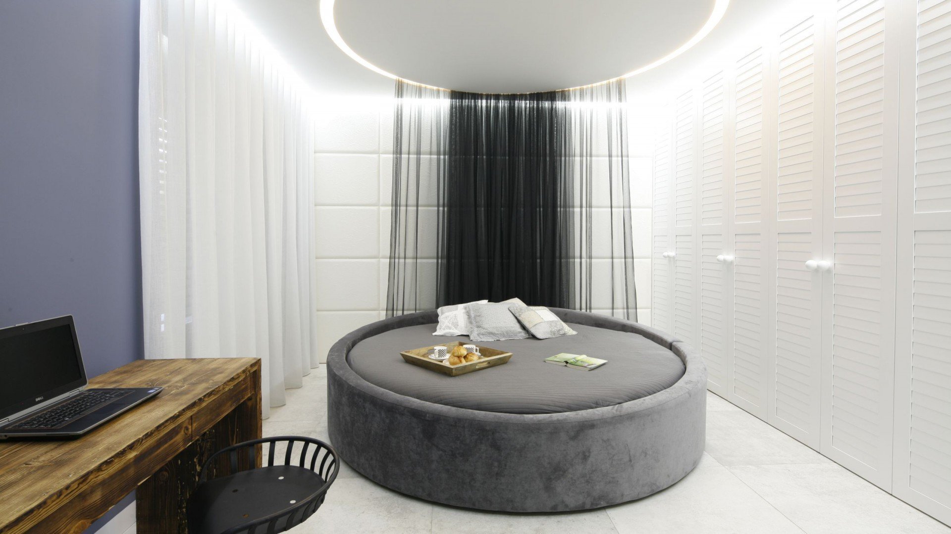 Domov s mechovou stěnou v interiéru