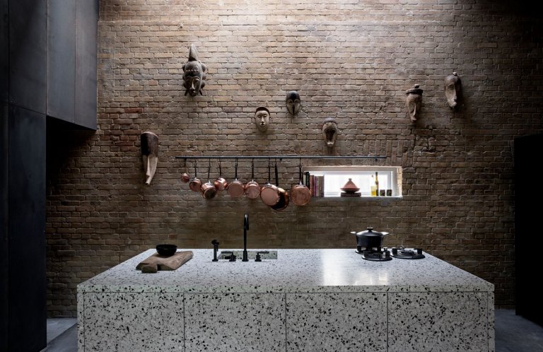 Dům, kde se ocel mísí se zelení